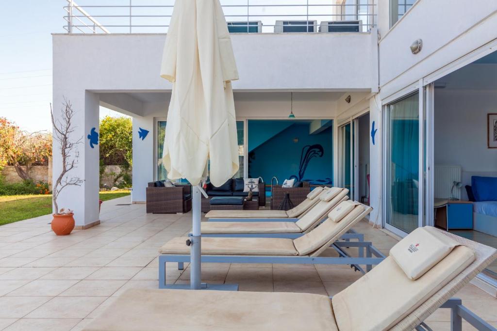 Balkón nebo terasa v ubytování WhiteBlue Spa Villa, By IdealStay Experience