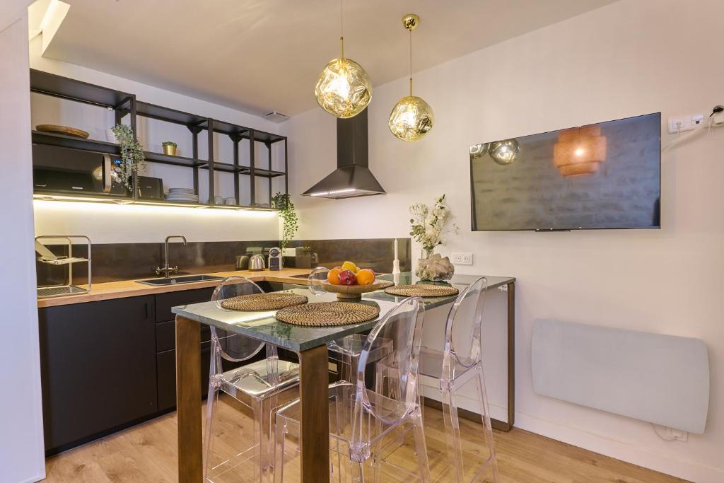 Kuchnia lub aneks kuchenny w obiekcie Duplex High Standing 7'➤Fontainebleau⎮45'➤Paris + Terrace