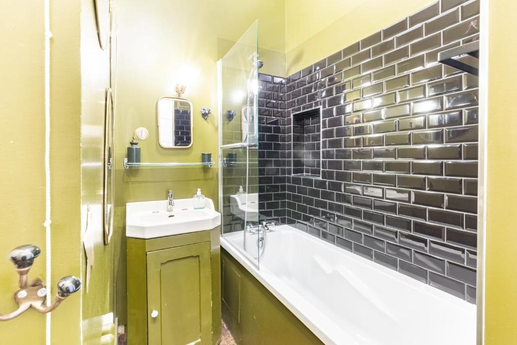 Kúpeľňa v ubytovaní Le Ara Bleu - Bel appartement de caractère