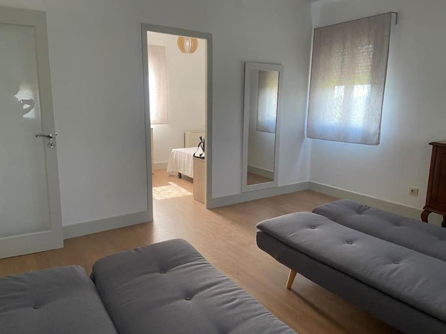 Posezení v ubytování Casa para 8 con jardín terraza y barbacoa