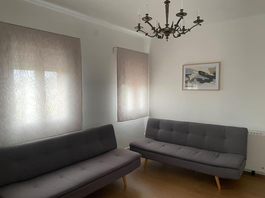 Posezení v ubytování Casa para 8 con jardín terraza y barbacoa