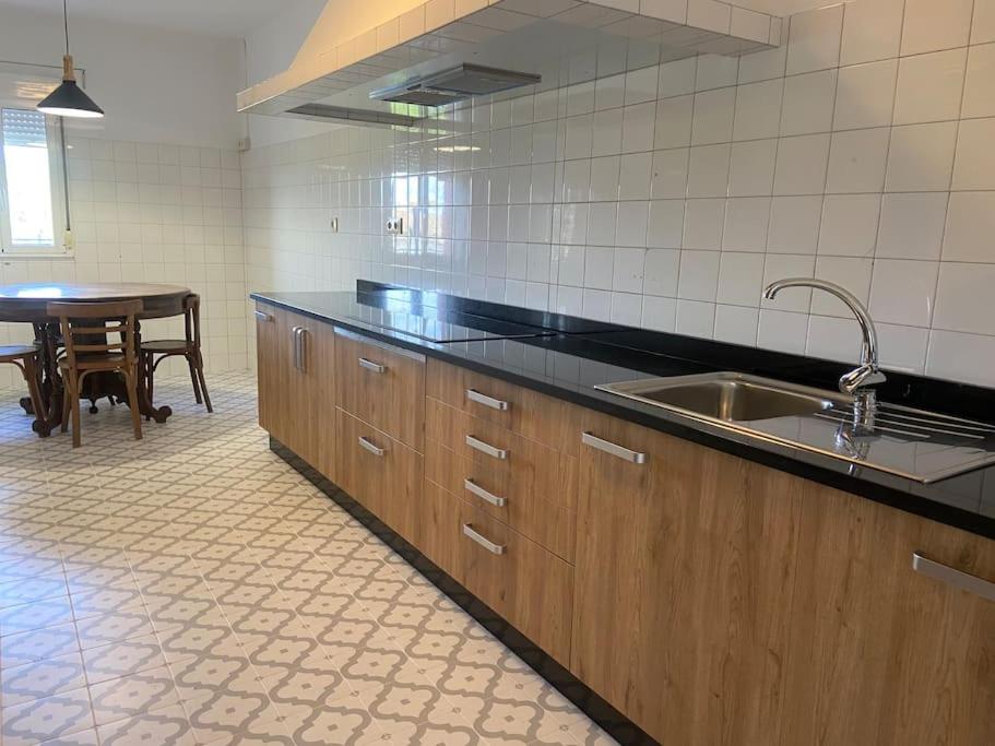 Kuchyň nebo kuchyňský kout v ubytování Casa para 8 con jardín terraza y barbacoa