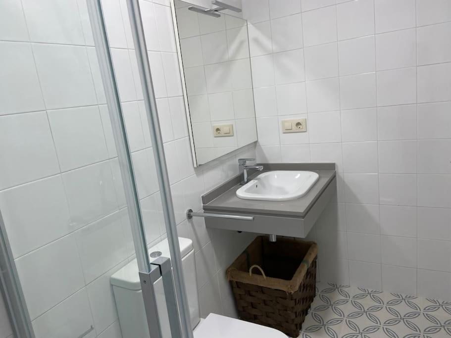 Koupelna v ubytování Casa para 8 con jardín terraza y barbacoa