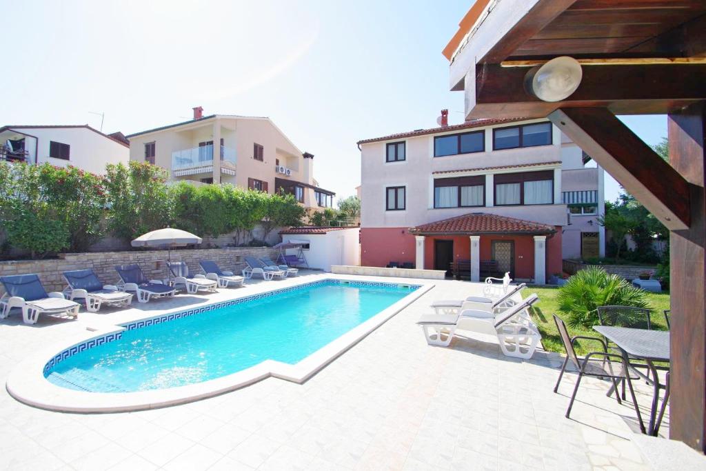 Swimmingpoolen hos eller tæt på Apartments Lavinija