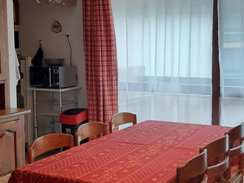 a dining room with a table and chairs and a microwave at Appartement Villard-de-Lans, 2 pièces, 5 personnes - FR-1-515-133 in Villard-de-Lans