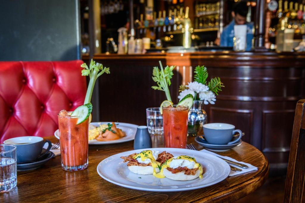 The Crown & Greyhound by Innkeeper's Collection