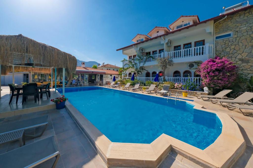 une grande piscine devant un immeuble dans l'établissement Casablanca Hotel, à Dalyan