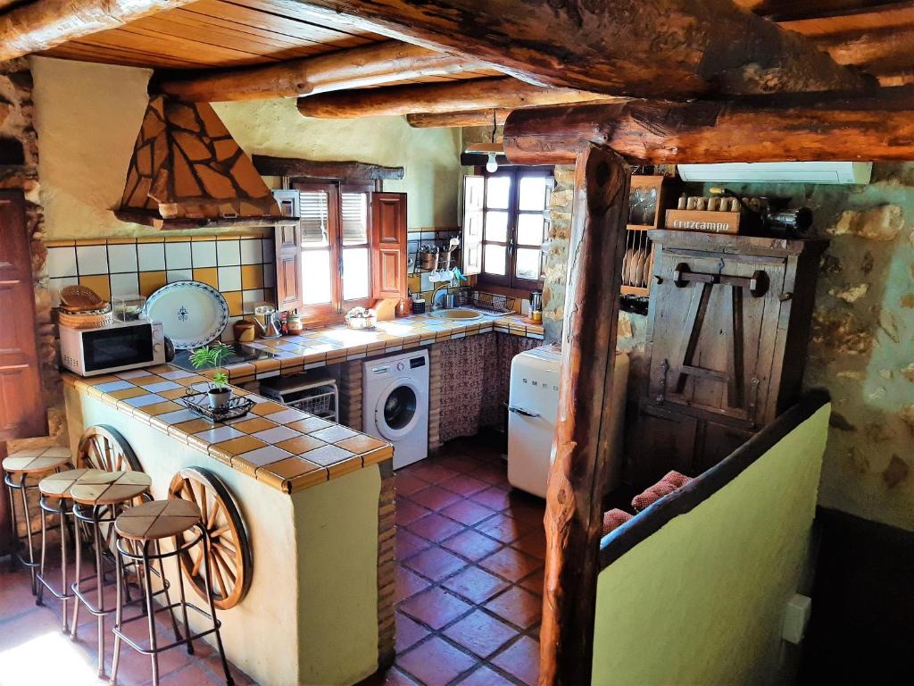 貝瑙卡斯的住宿－Casa Nazari，一间带炉灶和水槽的旧厨房