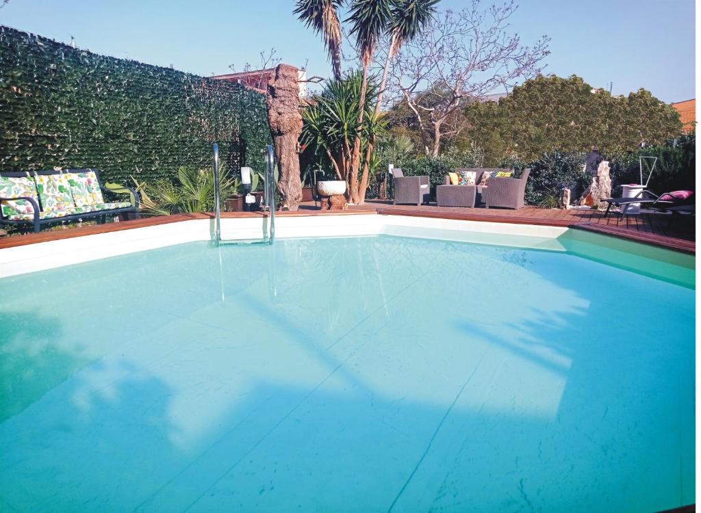 una gran piscina con un azul claro en Casa Mary, en Castellammare del Golfo