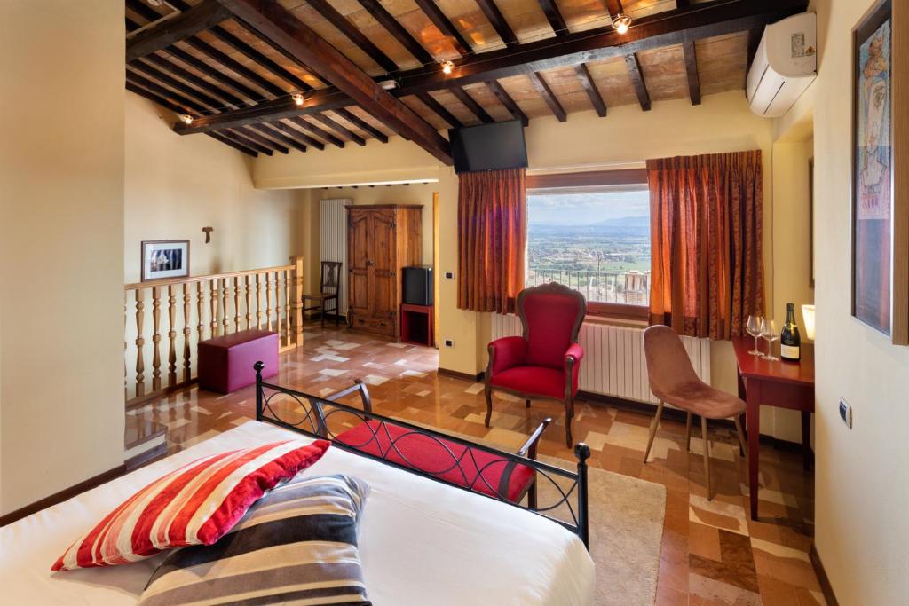 1 dormitorio con 1 cama y sala de estar en Hotel Posta Panoramic Assisi, en Asís