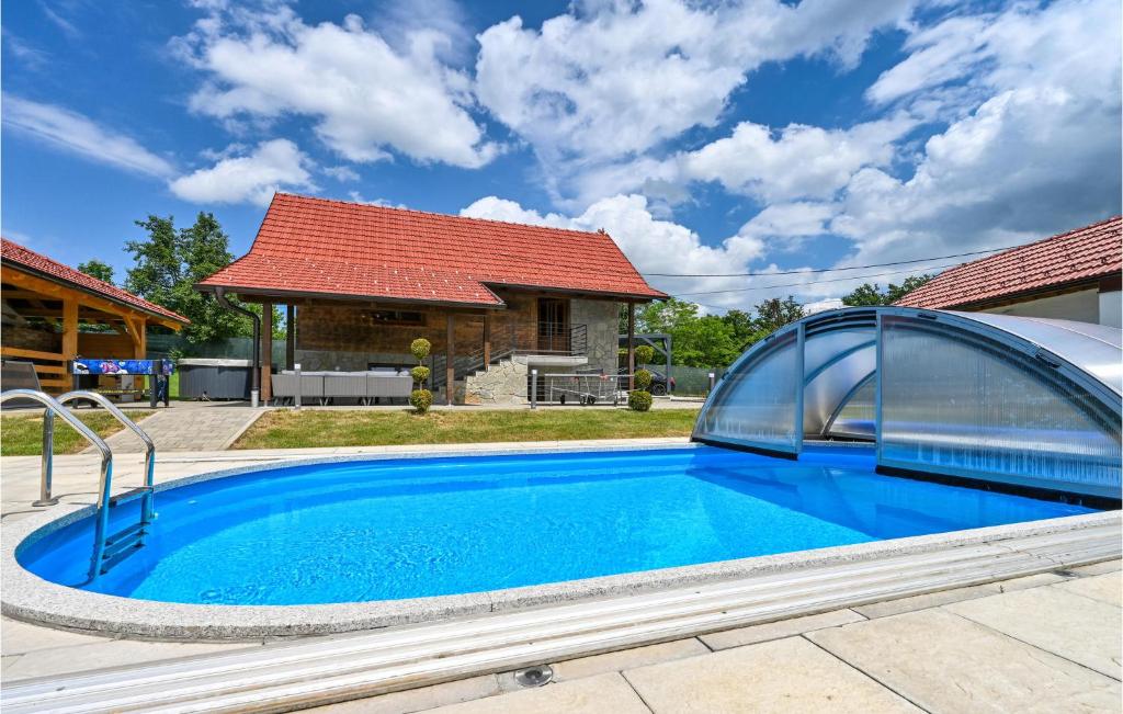 uma piscina com cobertura em torno de uma casa em Amazing Home In Stubicke Toplice With Heated Swimming Pool em Stubicke Toplice