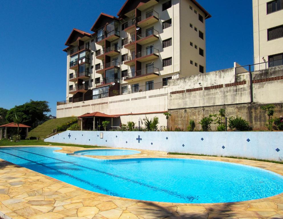 Piscina en o cerca de Apto c lazer e linda vista verde Águas de Lindóia