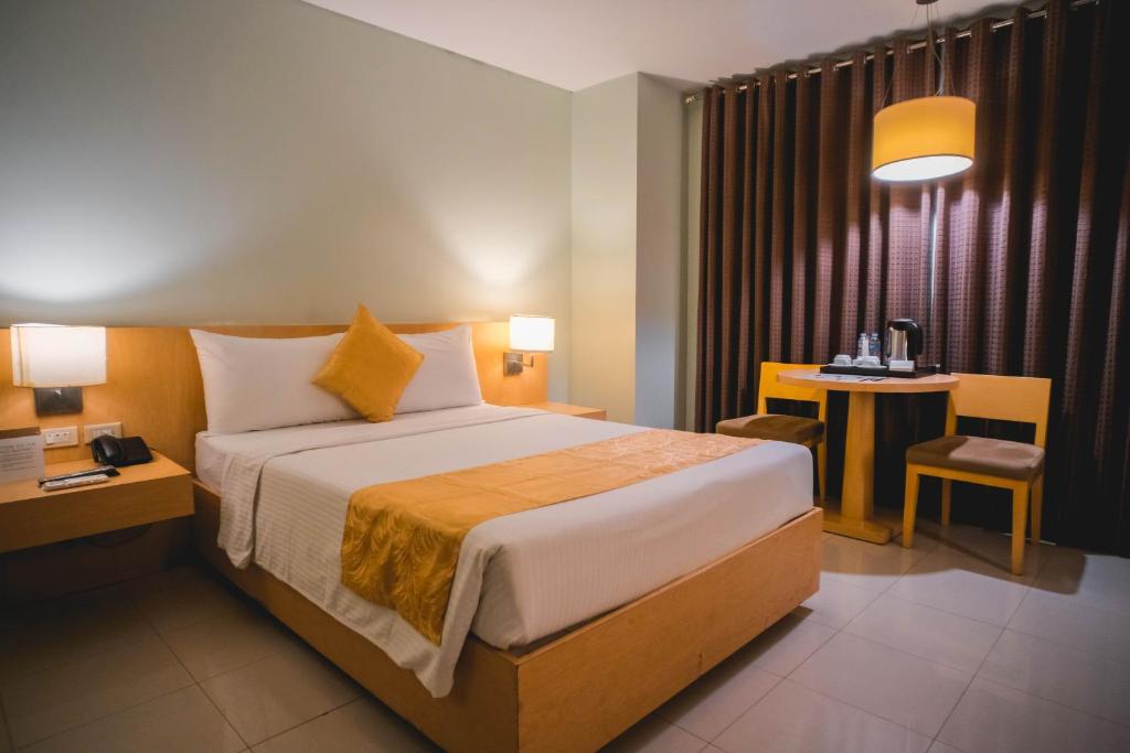 Postel nebo postele na pokoji v ubytování Manila Grand Opera Hotel