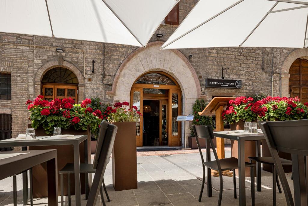 Um restaurante ou outro lugar para comer em Hotel Posta Panoramic Assisi