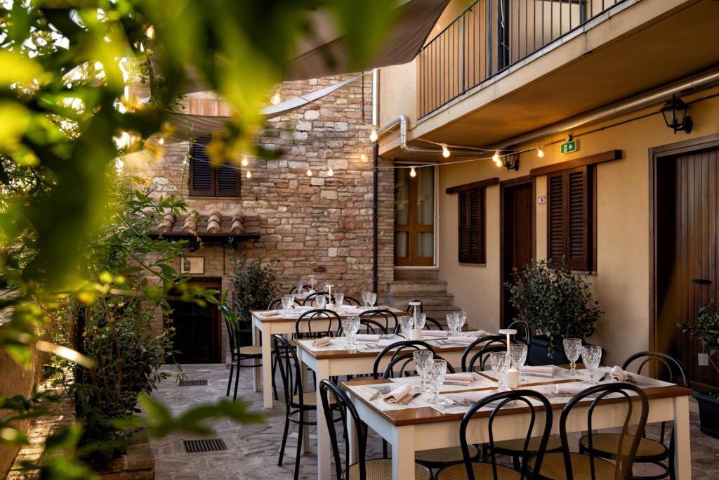 Um restaurante ou outro lugar para comer em Hotel Posta Panoramic Assisi