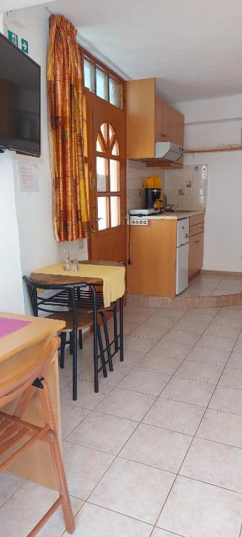 une cuisine avec une table et une salle à manger dans l'établissement Studio NEFELI Β'οροφος, à Réthymnon
