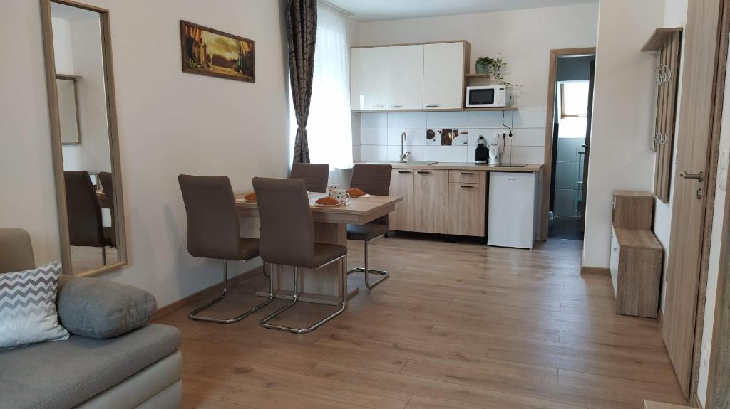 Kuchyňa alebo kuchynka v ubytovaní Dália Apartman