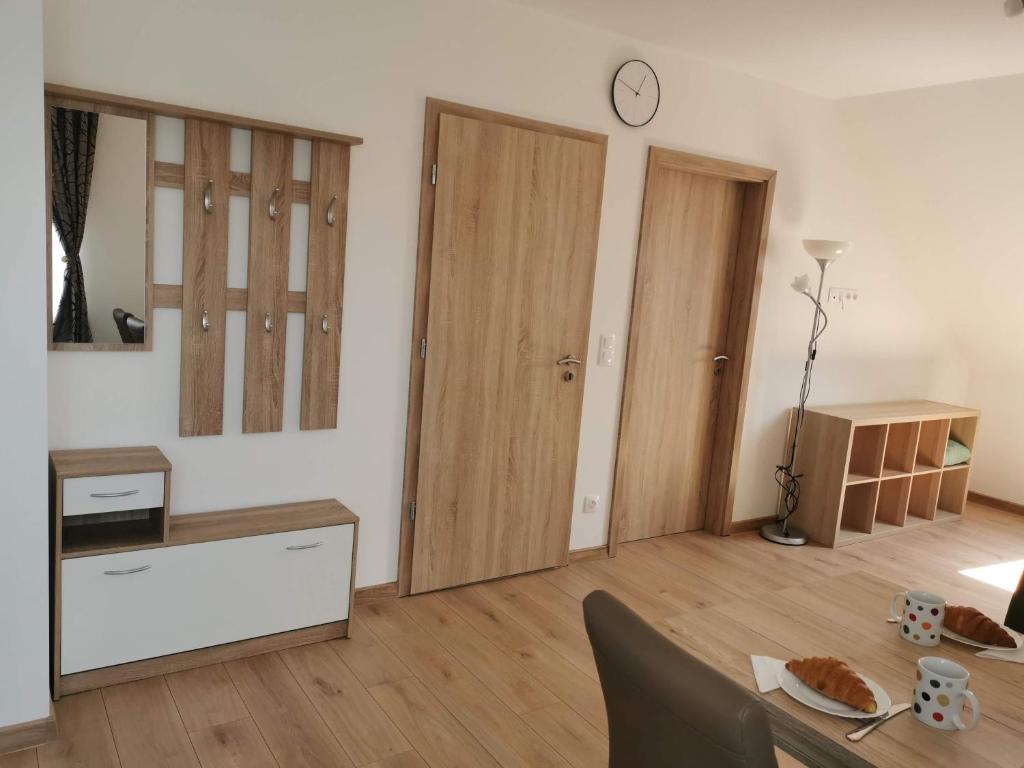 Televízia a/alebo spoločenská miestnosť v ubytovaní Dália Apartman