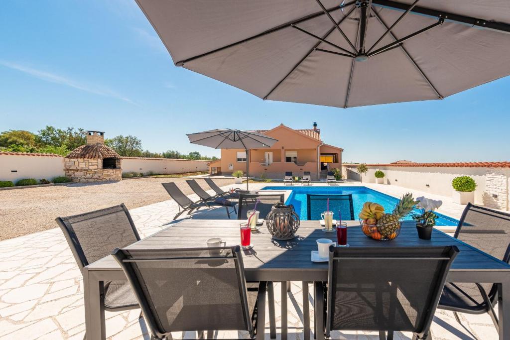 Bazén v ubytování Villa Jenny ZadarVillas nebo v jeho okolí