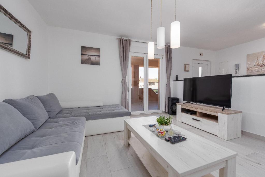 TV a/nebo společenská místnost v ubytování Villa Jenny ZadarVillas