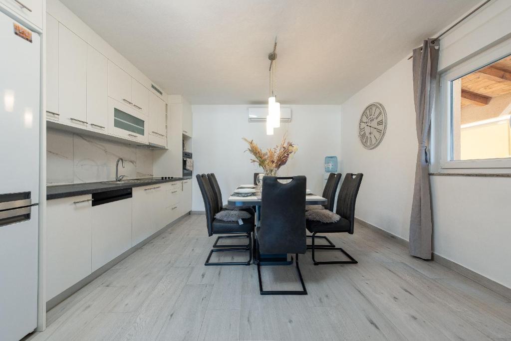 Kuchyň nebo kuchyňský kout v ubytování Villa Jenny ZadarVillas