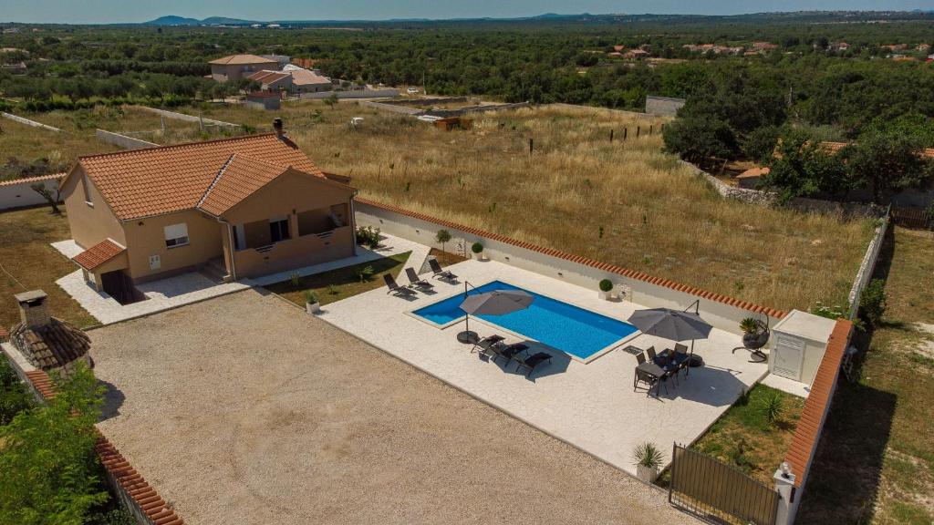 Bazén v ubytování Villa Jenny ZadarVillas nebo v jeho okolí