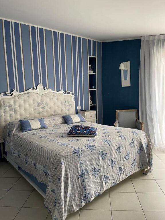een slaapkamer met een bed met een blauwe en witte sprei bij Amalfi Coast Home in Avella