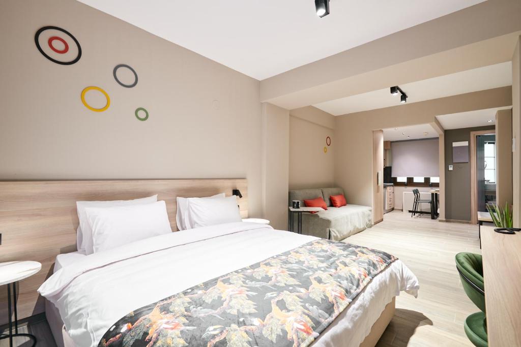 Postel nebo postele na pokoji v ubytování The Mavili urban stay
