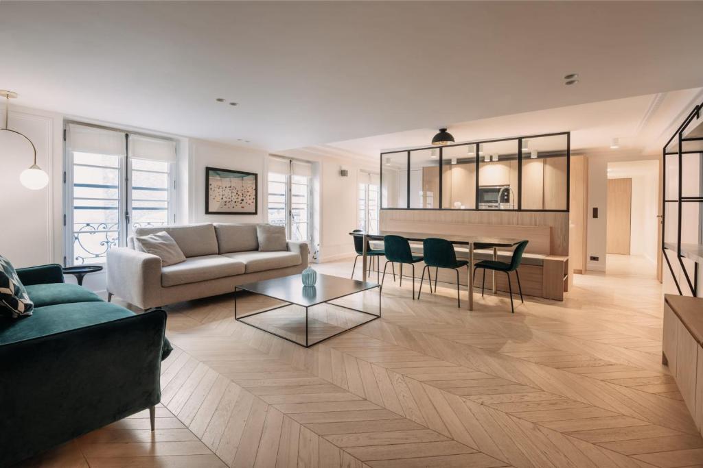 un salon avec un canapé et une table dans l'établissement HIGHSTAY - Luxury Serviced Apartments - Place Vendôme, à Paris
