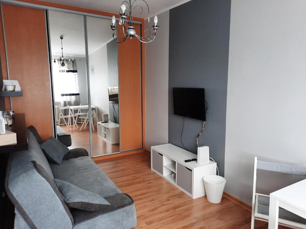 Televízia a/alebo spoločenská miestnosť v ubytovaní Jelitkowo Beach Apartment