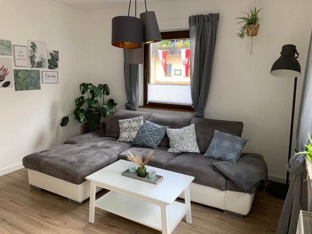 uma sala de estar com um sofá e uma mesa em Auszeit im Ahrtal em Bad Neuenahr-Ahrweiler