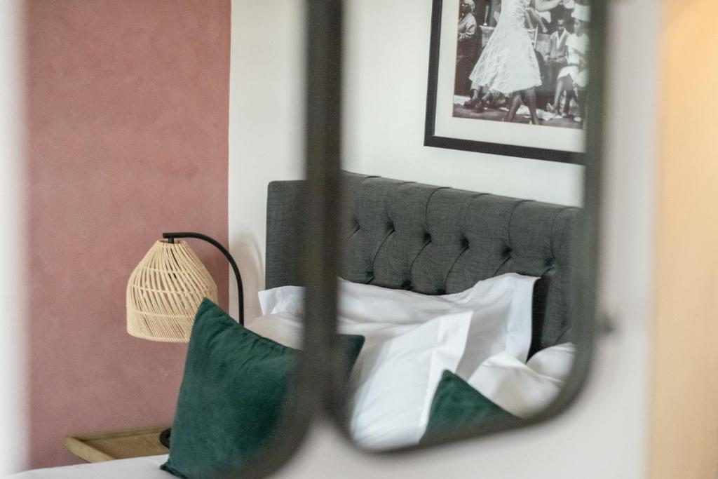 Кровать или кровати в номере Lyme Townhouse