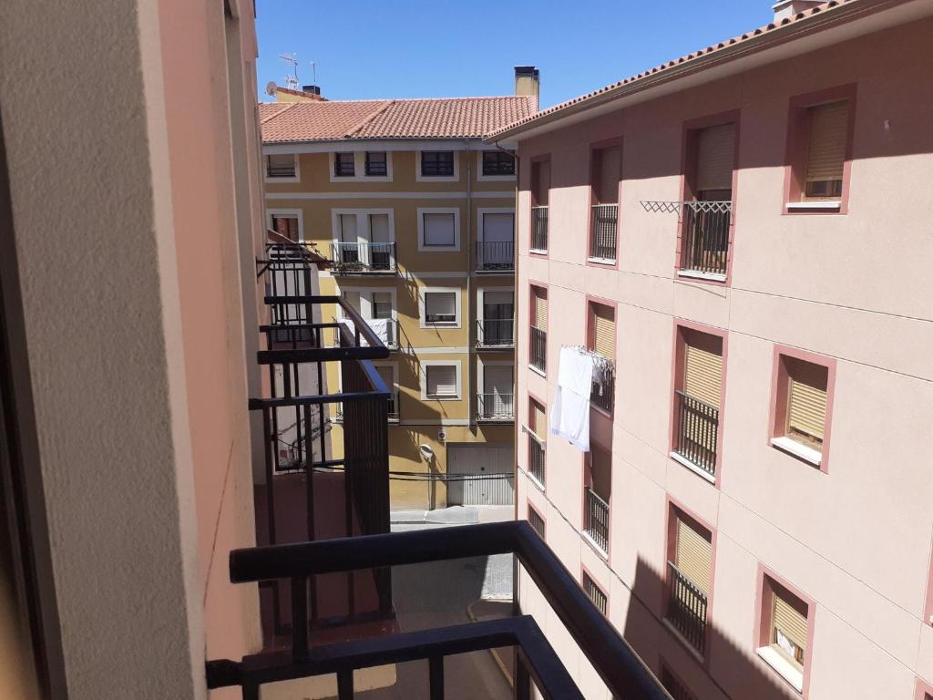 - une vue depuis le balcon d'un bâtiment dans l'établissement Apartamento San Andres, à Calatayud