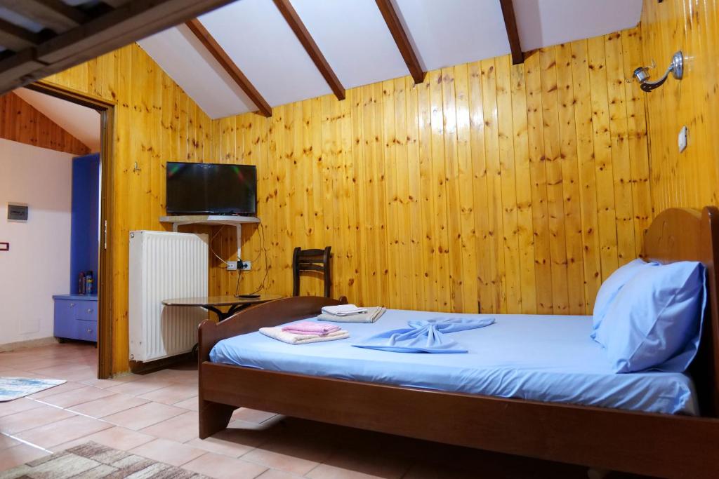 Ein Bett oder Betten in einem Zimmer der Unterkunft GuestHouse Hamiti Llogara