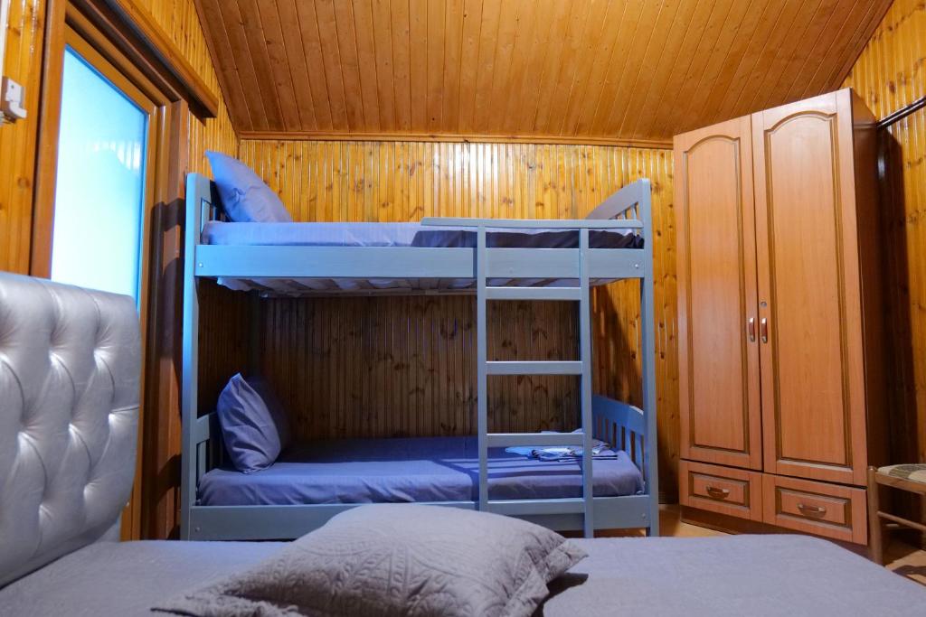 Ein Bett oder Betten in einem Zimmer der Unterkunft GuestHouse Hamiti Llogara