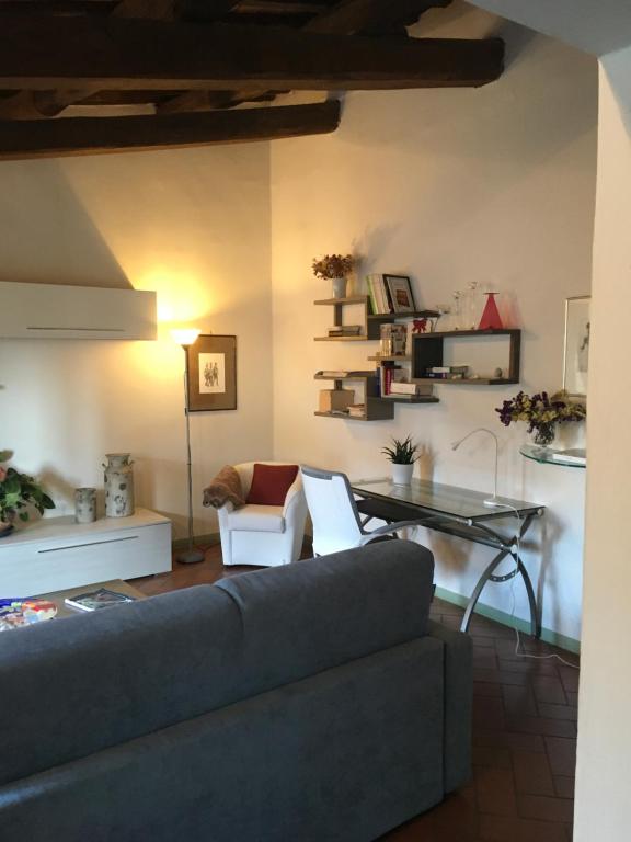 皮斯托亞的住宿－Appartamento Il Glicine，带沙发和玻璃桌的客厅
