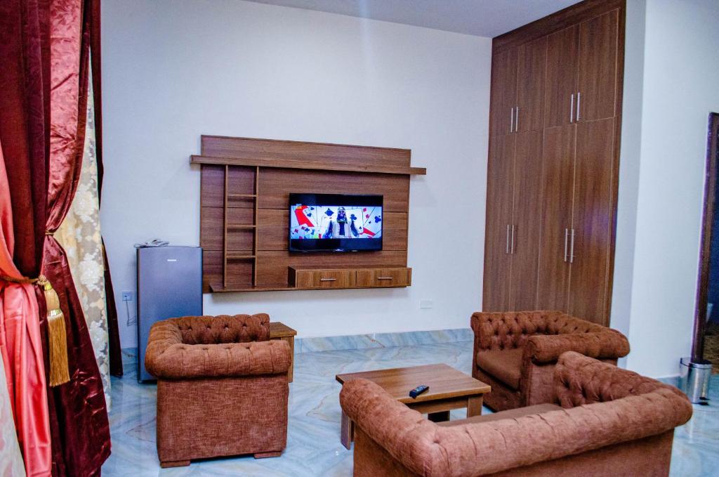CRISPAN SUITES & EVENT CENTRE - 
