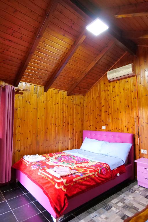 Ein Bett oder Betten in einem Zimmer der Unterkunft GuestHouse Hamiti Llogara