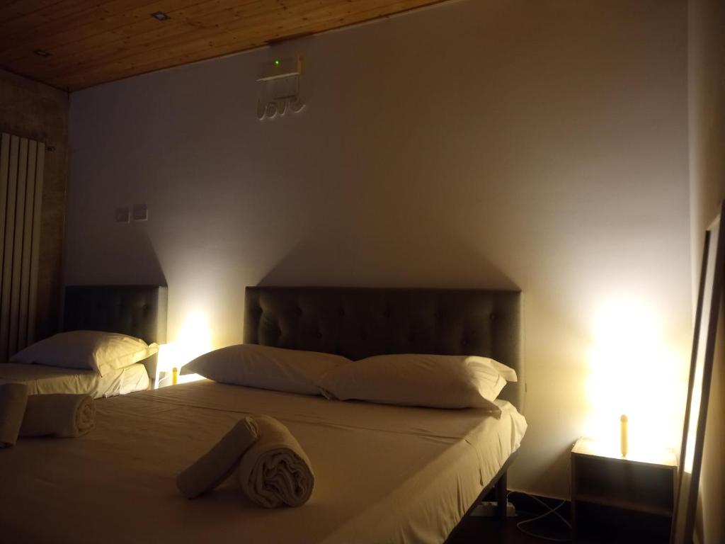 1 dormitorio con 2 camas con luces. en Antadia Duomo Monreale, en Monreale