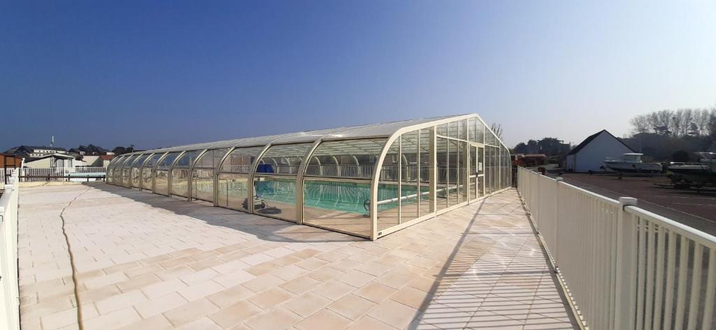 Chalet de 2 chambres a Grandcamp Maisy a 200 m de la plage avec piscine partagee jardin clos et wifi