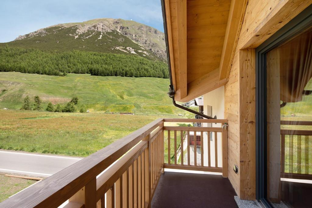 a balcony with a view of a mountain at Appartamento Salient Casa Campacc in Livigno