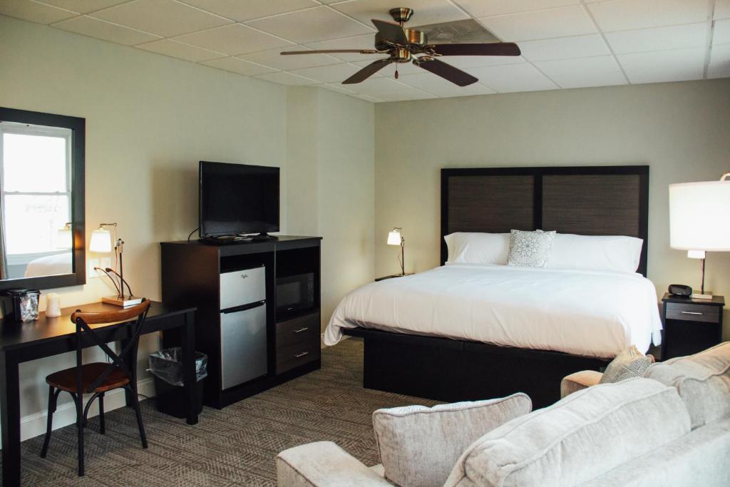 Ένα ή περισσότερα κρεβάτια σε δωμάτιο στο Country Squire Inn and Suites