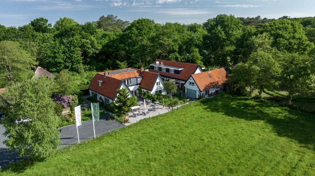 een luchtzicht op een huis met een tuin bij Villa de Hazelaar in Schoorl