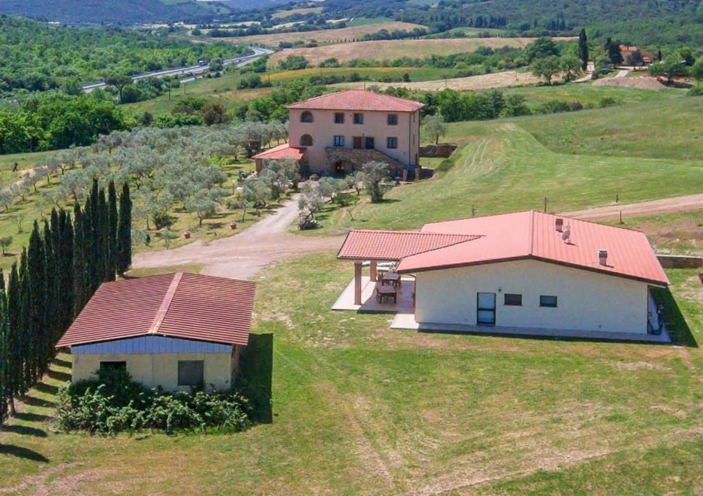 eine Luftansicht eines Bauernhofs mit zwei Häusern in der Unterkunft Agriturismo La Steccaia Alta in Paganico
