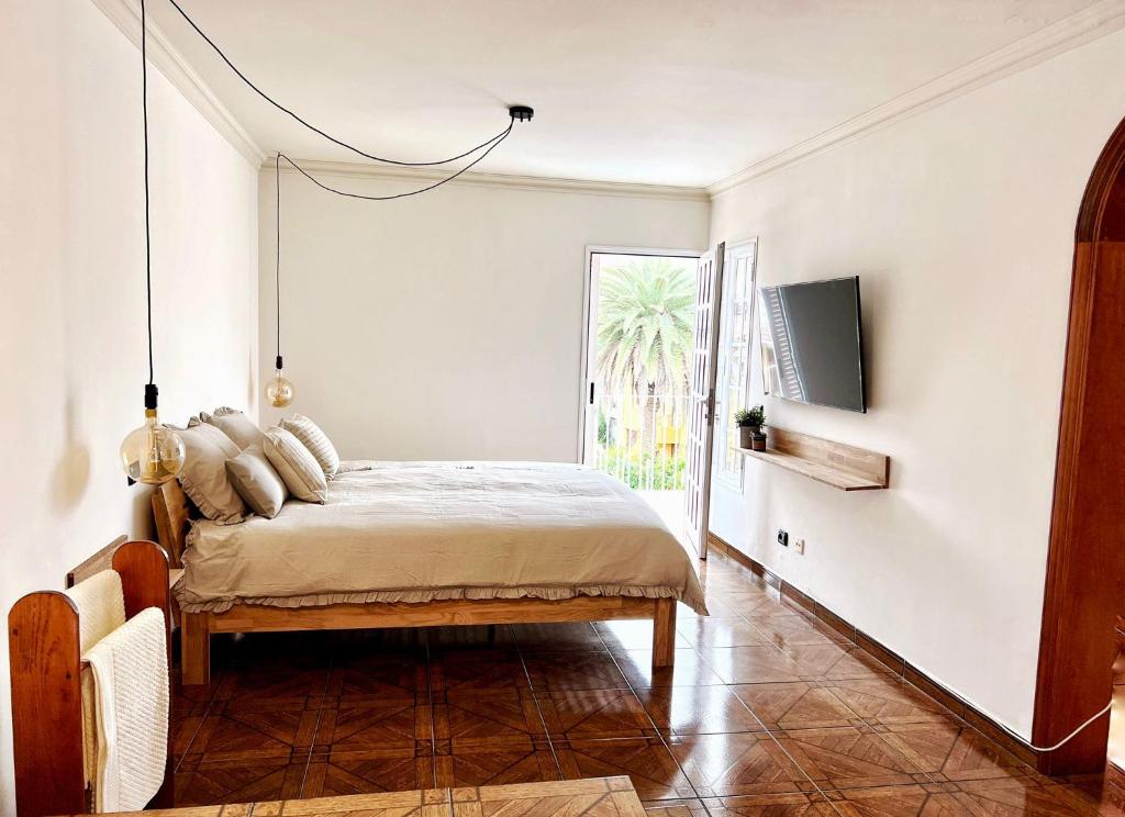 Un pat sau paturi într-o cameră la lujosa villa con piscina privada