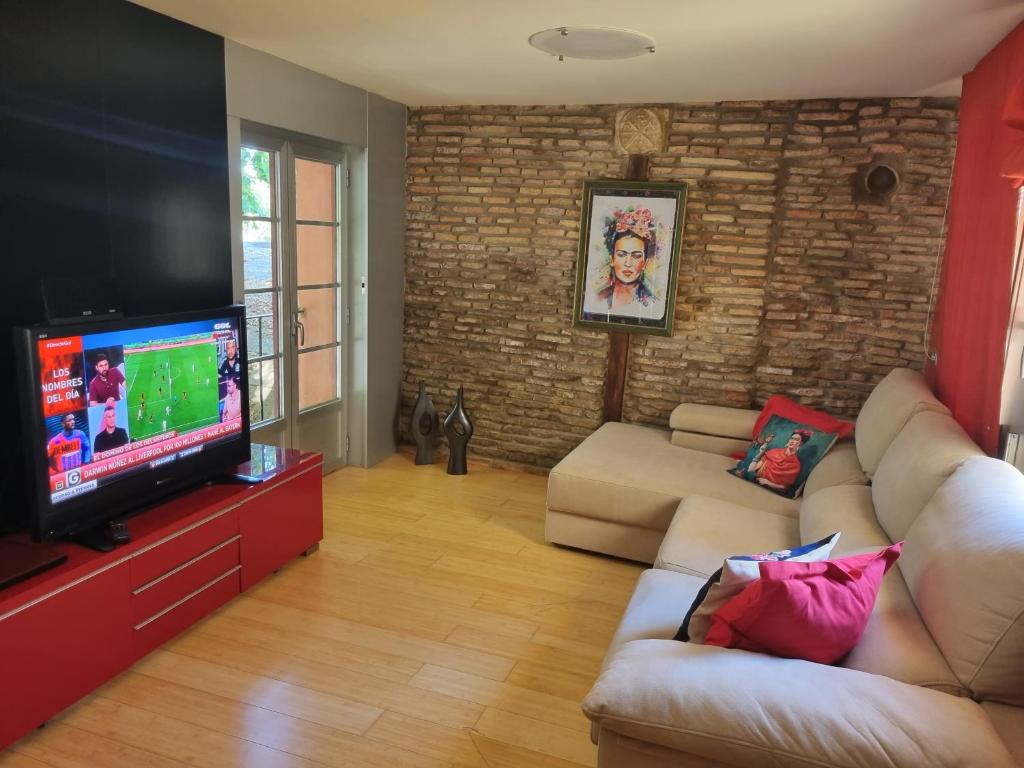 洛格羅尼奧的住宿－Duplex Revellín Frida Home AIRE ac，带沙发和平面电视的客厅