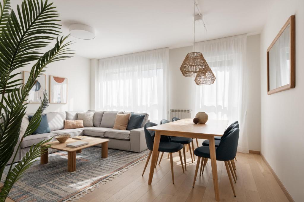uma sala de estar com uma mesa e um sofá em VIGO THE HOME em Vigo