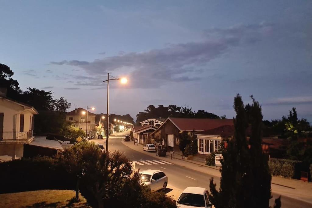 a street view of a town at night with a street light at Duplex cosy au centre du Canon, à quelques pas du Bassin in Cap-Ferret