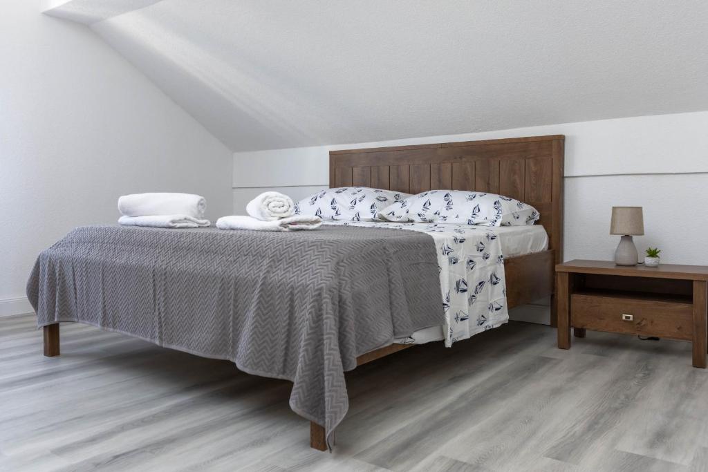 Un pat sau paturi într-o cameră la Apartmani Sandra