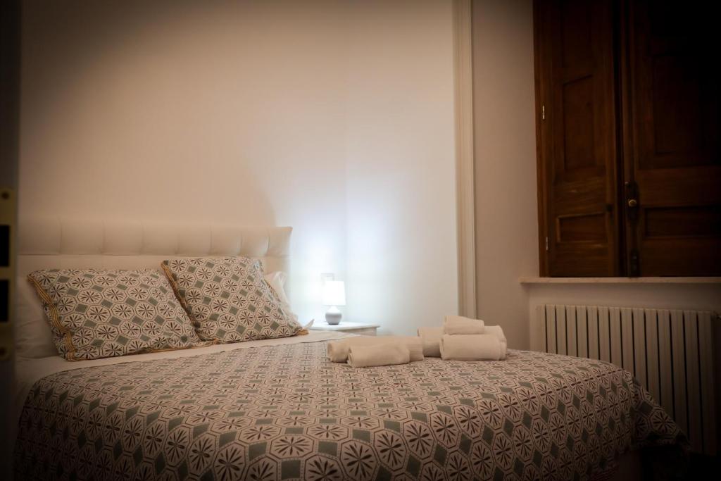 - une chambre avec un lit et 2 serviettes dans l'établissement MAISON NICOLE - SALERNO, à Salerne